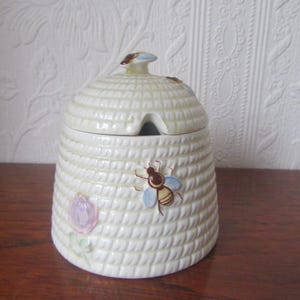 Vintage "Beswick" Engelse honingbijpotpot. Ontwerp van de bijenkorf. Modelnr. 1819 Deksel heeft een bij voor de knop.