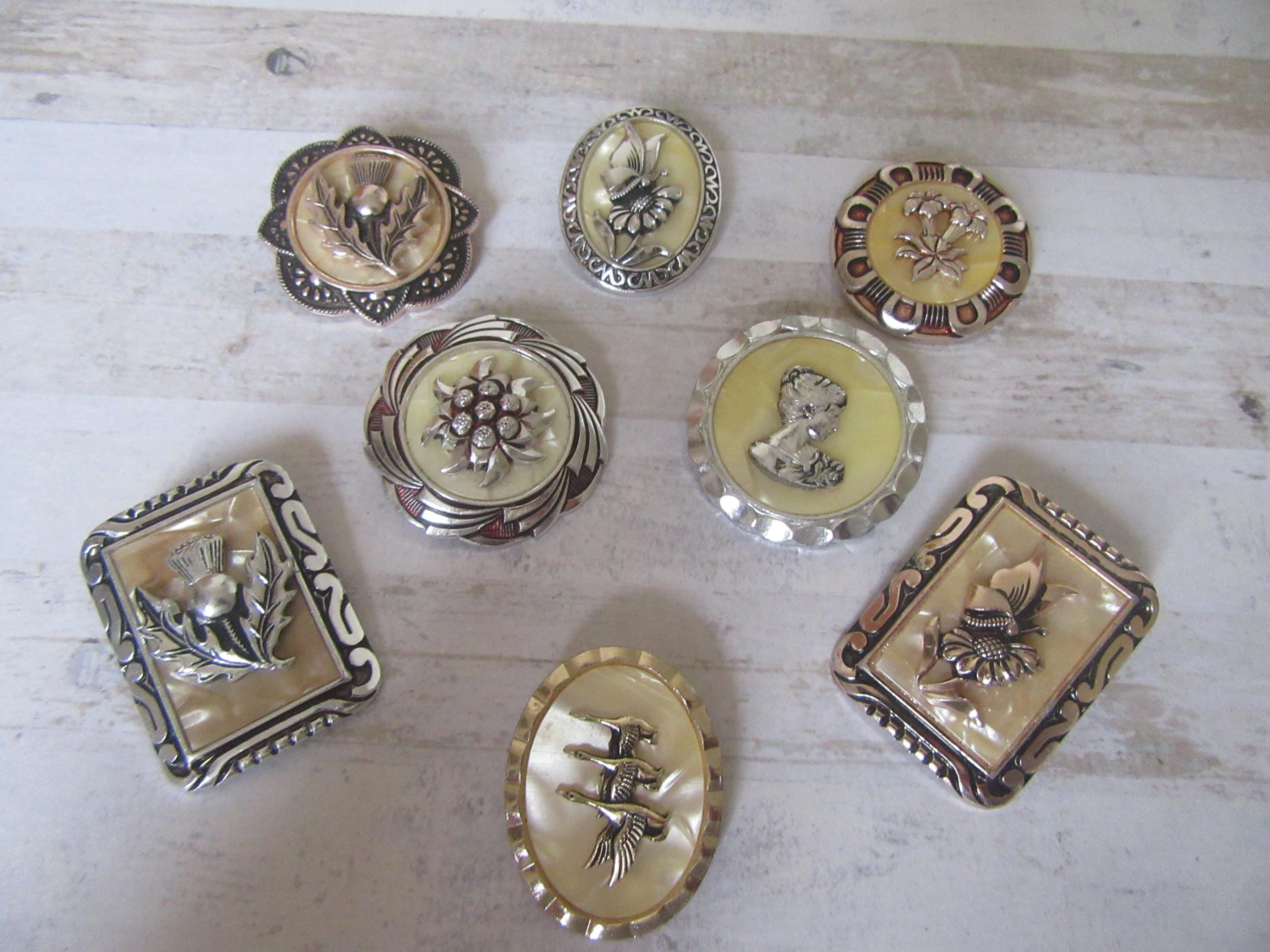 Broche Vintage WESTERN GERMANY - République Fédérale Allemande - Années 70 - Plastique Orange Et Doré - Occasion