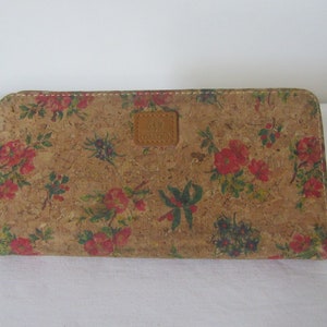 Kurkportemonnee, milieuvriendelijke damesportemonnee voor kaarten, bankbiljetten, met ritssluiting voor munten. Corkcho-portemonnee met rode bloemendecoratie. Gently preloved.