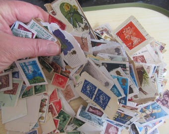 Collezione di francobolli britannici usati per progetti artistici e creativi. Usati soprattutto su buste di cartoncino.