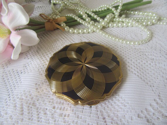 Stratton Queen convertible compact. Scalloped edg… - image 2