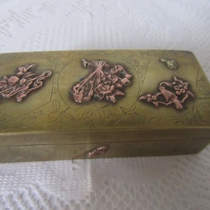 Portagioie vintage in ottone con decorazioni in rilievo in rame, foglie/fiori incisi a mano. Portagioie, portaoggetti. Scatola decorativa in ottone da collezione.
