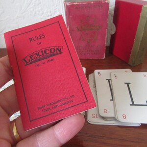 ワディントンズ社製のヴィンテージ・レキシコンカード。オリジナルボックス入り。1934年発行の「ニュース・クロニクル」誌掲載のコンテストリーフレット付き。