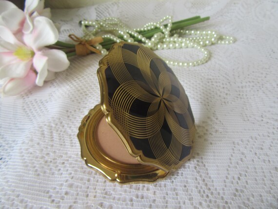 Stratton Queen convertible compact. Scalloped edg… - image 3