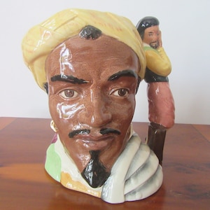 Grand pichet Toby « Othello » de Royal Doulton. Collection shakespearienne. Pichet personnage fait et décoré à la main. D6673