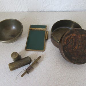 Sammlung von Antiquitäten/Vintage-Artikeln. Werbung Hudsons Seife Messing Etui. Grüne Emaille & Notizblockhalter aus Messing. Messing Schmuckstück. AER Messing.