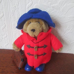 Vintage Paddington Bär Spielzeug. P & Co 2006 Augusta du Bay Marke.  Einen Koffer tragen. Pfotenabdruck und blaue PB Gummistiefel.