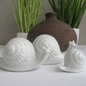 Set von 3 weissen Porzellan Schnecken, Dekoration für das Haus, Pflanzen Dekor.