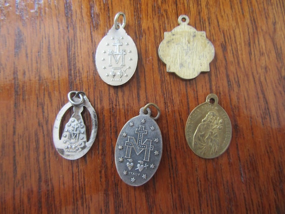 宗教的なペンダントコレクションの 5 種類からお選びいただけます