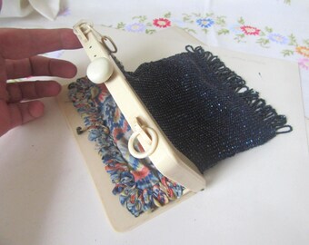 Aftonväska från ca 1920-talet, pärlväska i celluloidfärg, med handtag. Glänsande blå pärlor, krämfärgat celluloidfärgat handtag. Helfodrad. ##kedja saknas.