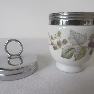 Uovo vintage Royal Worcester &quot;Lavinia&quot;, decorato con lamponi e more. Misura singola, in porcellana pregiata. Realizzato in Inghilterra.