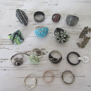 15 x diverse vintage ringen, mix van maten en stijlen voor dragen of hergebruiken, redelijke/fatsoenlijke/goede staat.