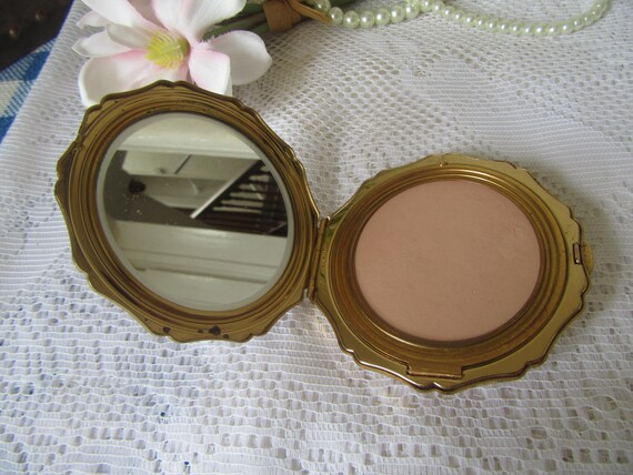 Stratton Queen convertible compact. Scalloped edg… - image 6