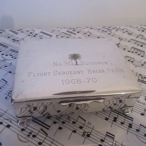 Scatola per sigarette Aristocrat EPNS. Portagioie. Con incisione "Flight Sergeant Brian Heald 1968-70 No 30 Squadron".