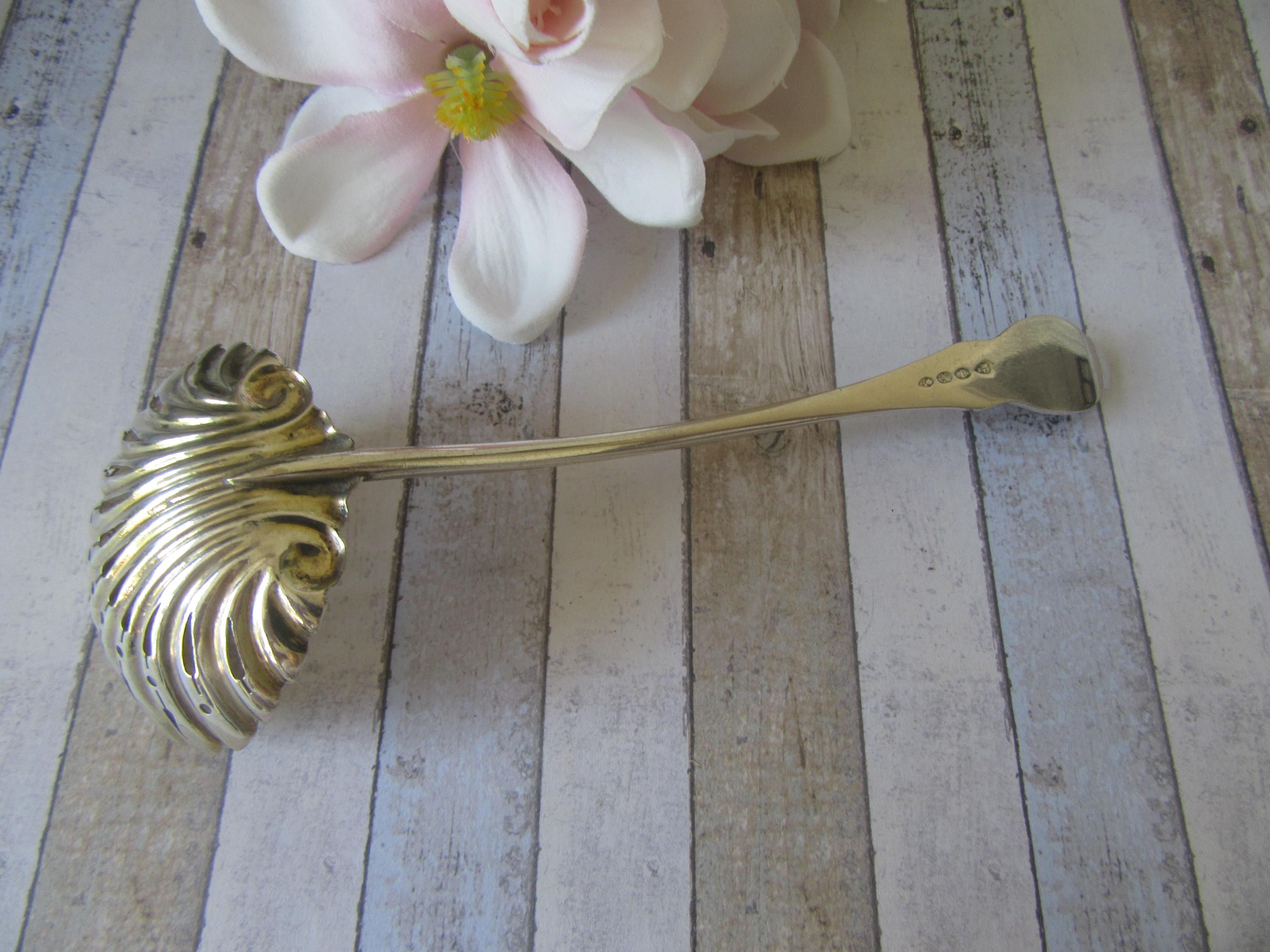 銀メッキのシュガースプーン。貝殻模様のシュガーシェーカースプーン