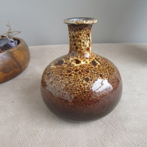 vase vintage en forme de bouton/tige en céramique. Studio de poterie, signé. Vase décoratif pour la maison en poterie marbrée de brun foncé à brun moyen. Fait main.