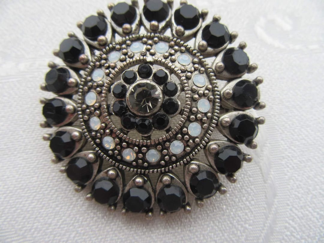 Broche Vintage En Métal Argenté - Perles Noires Et Cabochon Rouge à Facettes, Parfait état