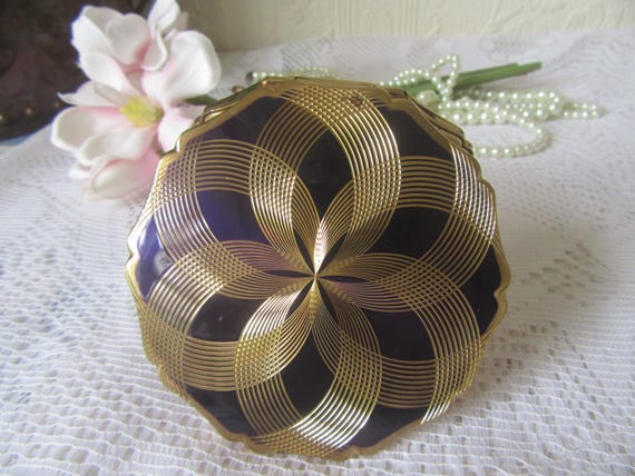 Stratton Queen convertible compact. Scalloped edg… - image 1