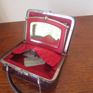 Borsa a soffietto vintage in pelle con chiusura a soffietto espandibile, con contenuto. Specchio, tasche e passanti per accessori. ##La chiusura necessita di riparazione.