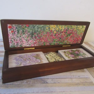 Vintage Bridge-Set in aufklappbarer Holzbox. 2 Kartenpackungen eine ungeöffnete und 5 Würfel. Florale dekorative Karten.