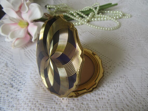 Stratton Queen convertible compact. Scalloped edg… - image 5