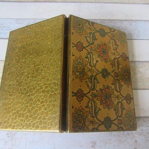 Vintage Zenette puderburk. Förgylld blommig topp. Samlarobjekt Zenette.