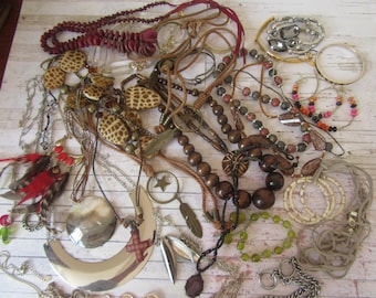Vintage mixed jewellery bundle. Wear, repair or repurpose beads etc for jewellery making. Art and crafting project spare parts. 880g