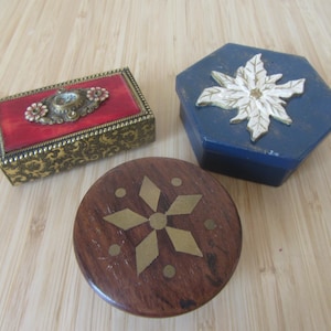 Vintage Snuisterijdoosjes collectie. Goudkleurig metaal. Hout met messing inlegwerk. Papier/karton.