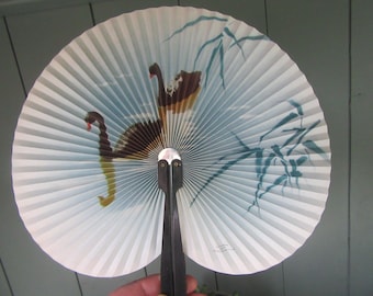 Vintage chinesischer Klappfächer, hergestellt von der Volksgruppe in China. Schwäne entwerfen tragbaren Sammlermetall und Papierfächer.