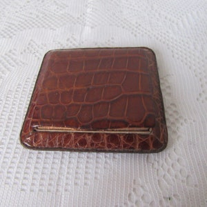 Seltene Vintage Leder Dose und Spiegel. Quadratischer 8,5 cm Taschenspiegel, Handtaschenspiegel. Sammler Puäckchen.