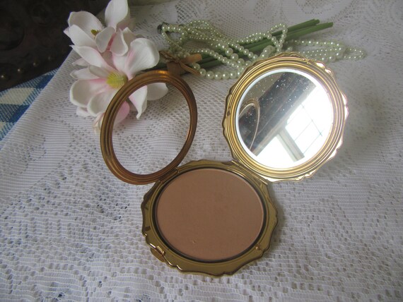 Stratton Queen convertible compact. Scalloped edg… - image 7