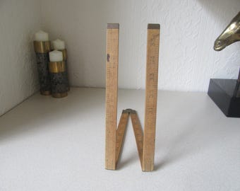 Righello pieghevole vintage in legno, misuratore da iardere. Prodotto in Inghilterra. Boxwood FWW n. 48. Misuratore in pollici/iarde con cerniera e estremità in ottone.