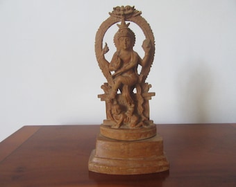 Tibetaans boeddhistisch hout met de hand gesneden standbeeld/beeldje. Vierarmige Avalokiteshvara. Decoratie voor thuis/kantoor.