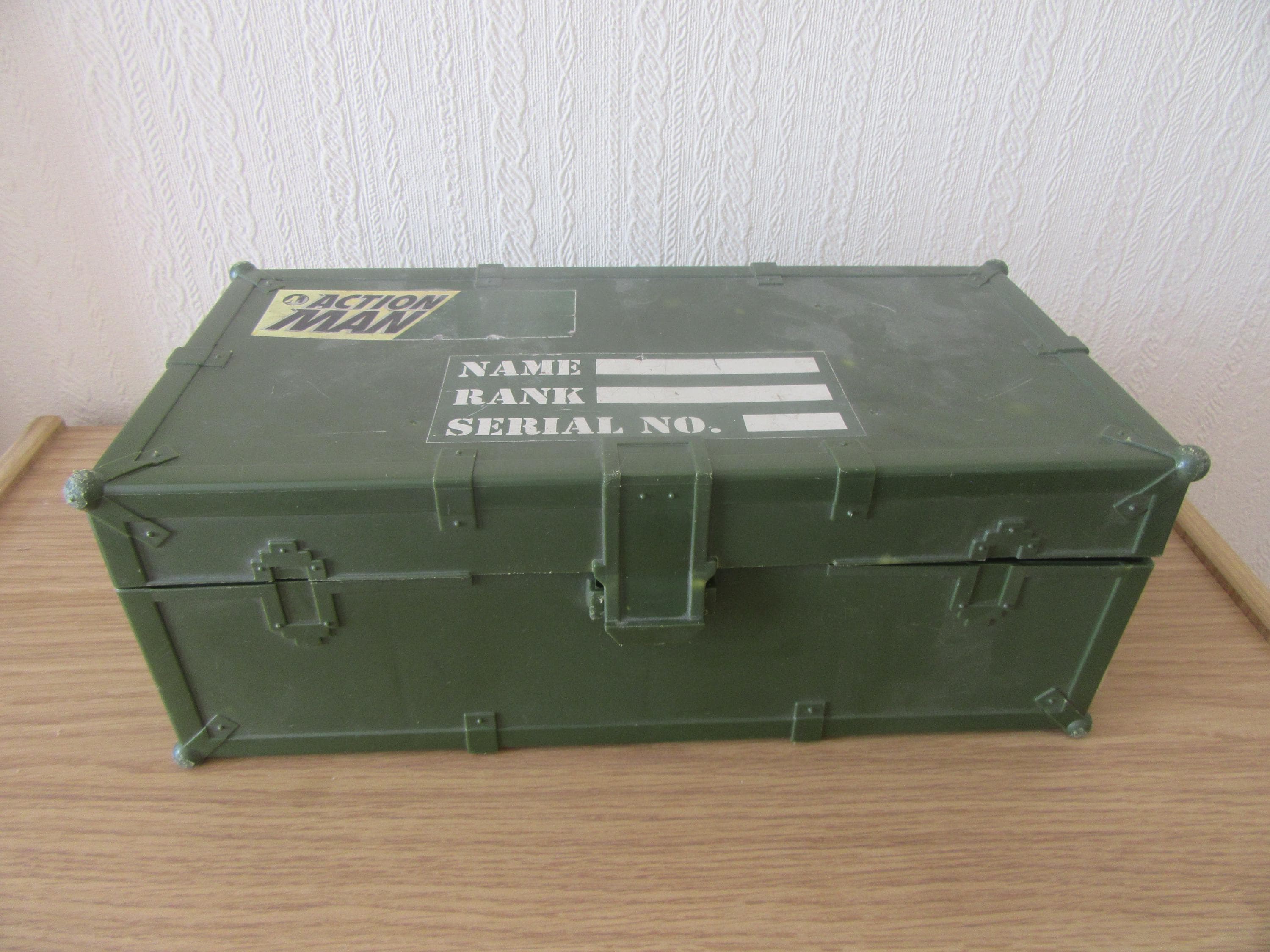 Vintage Hasbro Action Man Box mit gemischten Actionfiguren Zubehör. Vintage Abenteuer Spielzeug