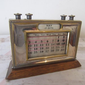 Seltener ewiger Tischkalender mit 4 Zifferblättern. Fester Drehkartenkalender. Benötigt Aufmerksamkeit. Manco Teller Reg 701098.