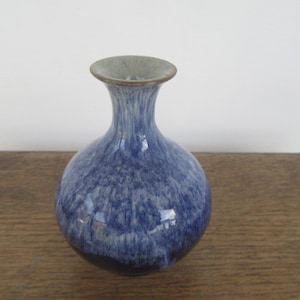 Blauwe vintage keramiek, steengoed vaas met knoppen, blauw gevlekt ontwerp, donkerblauwe basis, bruine rand.