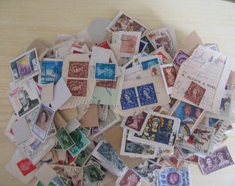 Collezione di francobolli britannici usati per progetti artistici e creativi. Usati soprattutto su buste di cartoncino.