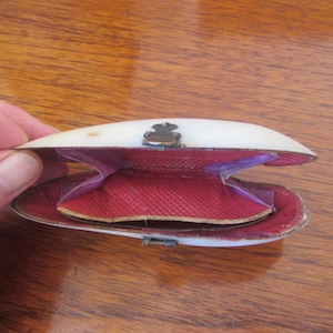 Borsa antica in conchiglia di ostrica. Madreperla con fodera per borsa. Cerniera e clip in ottone.