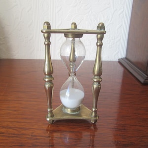 Timer da cucina vintage in ottone a forma di triangolo. Da collezione "Le sabbie del tempo". Decorazione con timer da cucina.