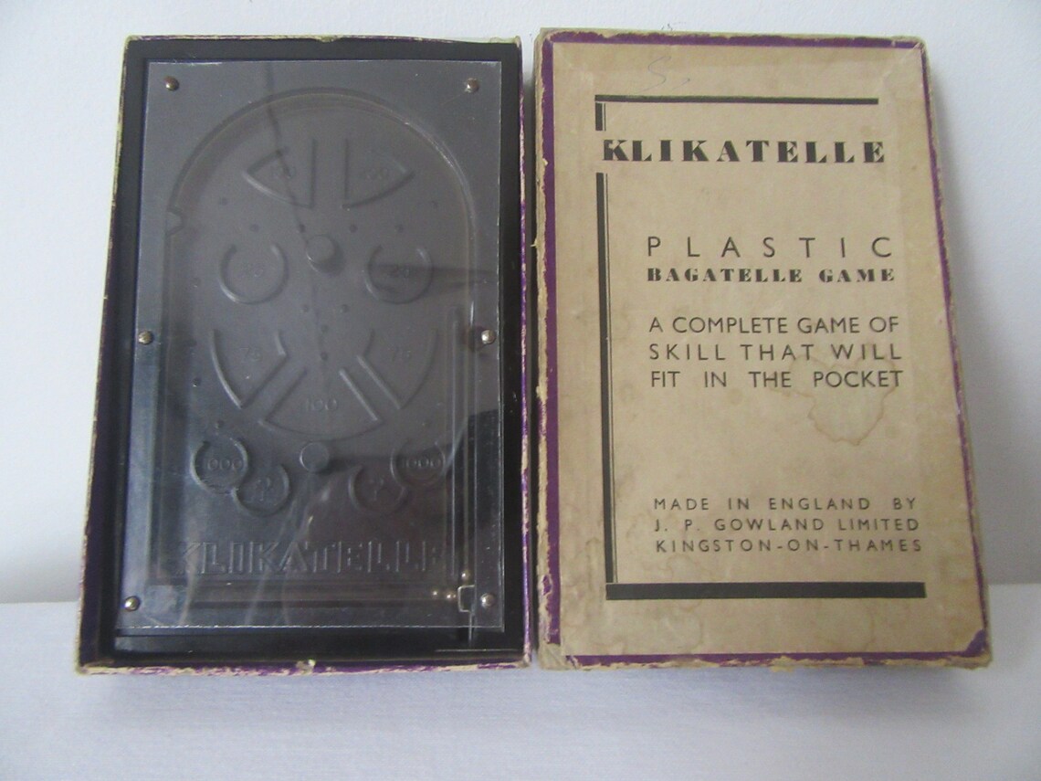 Vintage 1935 Klikatelle-pocket bagatelle reis, bureau, kantoorspel in de originele doos. Bakeliet ingelijst vintage verzamelspel, speelgoed. afbeelding 1