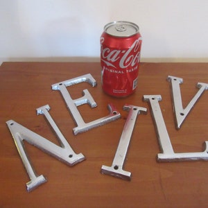 Letras de metal fundido de 5 pulgadas con acabado plateado. Nombre fácil de leer, letrero para puerta o pared. Decoración del hogar, letras de metal individuales L I V E N.
