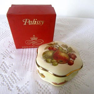 Royal Worcester Spode, porte-objets en porcelaine de Palissy. Fruits d'automne. Décoré de fruits et de noix. Bagues, porte-boucles d'oreilles. Dans sa boîte d'origine.