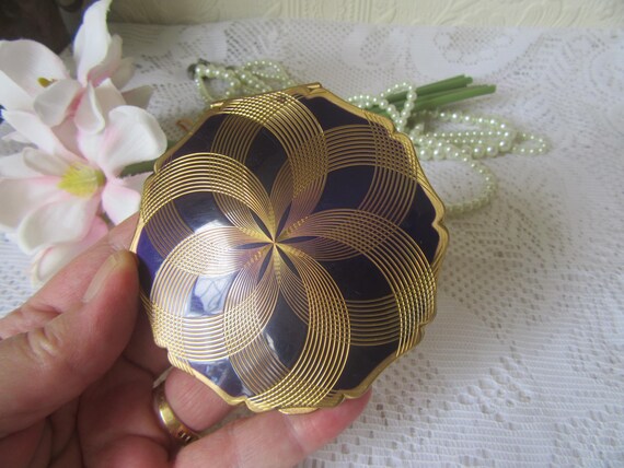 Stratton Queen convertible compact. Scalloped edg… - image 4