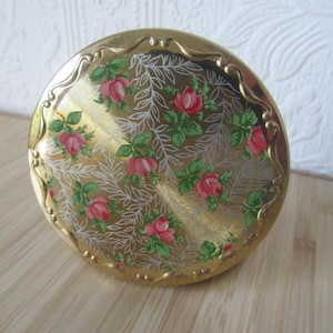 Vintage Rare Kigu loose powder compact pink roses. Gilt gold-tone with raised design edge on the top.