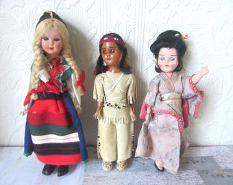 Sammlung von Vintage-Puppen. Japanische, österreichisch-schwedische und indianische Puppen. Kleine Puppen in Tracht.