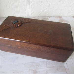 Scatola per sigarette vintage in legno della RAF. Scatola fatta a mano con due scomparti. Decalcomania intagliata raffigurante la RAF e le ali.