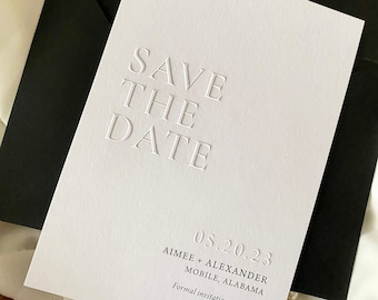 Tarjeta de guardar la fecha en relieve ciego, invitación de boda con tipografía minimalista moderna, guardar la fecha moderna en relieve, impresa en papel blanco