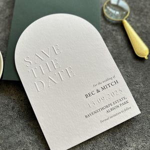 Arche gaufrée Save the Date, faire-part de mariage typé typographie chic arqué, invitation moderne en relief à l'aveugle