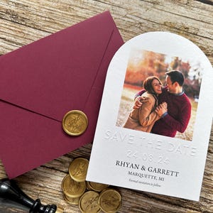Bogen Prägung Save the Date Karte mit Paar Foto, Geprägtes Hochzeitseinladung Paar Bild mit Wachs Siegel