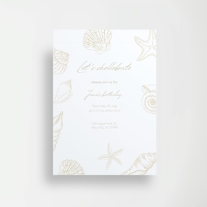 Puede incluir: Una tarjeta de invitación blanca con ilustraciones de conchas doradas y texto. El texto dice "Let's shellebrate" y "el cumpleaños de Jane". La tarjeta también incluye la fecha, la hora y el lugar del evento. El diseño presenta varios dibujos de conchas marinas y estrellas de mar.